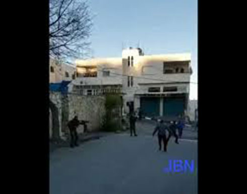 فيديو: لحظة اطلاق النار- اصابة مواطن برصاص الاحتلال بالخليل فيديو: لحظة اطلاق النار- اصابة مواطن برصاص الاحتلال بالخليل