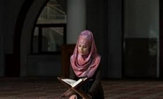 ما حكم تغطية المرأة شعرها أثناء قراءة القرآن في المنزل؟.. ما حكم تغطية المرأة شعرها أثناء قراءة القرآن في المنزل؟..