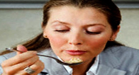 النفخ في الطعام «مسرطن» و«لعق الأصابع» أسرار