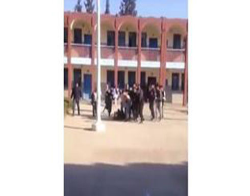 شاهد كيف هاجم تلميذ أستاذه وأسقطه أرضاً شاهد كيف هاجم تلميذ أستاذه وأسقطه أرضاً