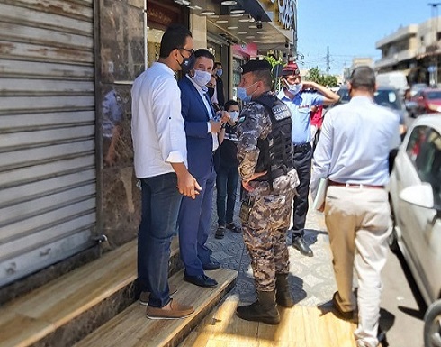 اغلاق محلات ومخالفة مواطنين خالفوا امر الدفاع في الاردن اغلاق محلات ومخالفة مواطنين خالفوا امر الدفاع في الاردن