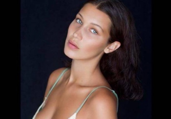 بالصور: عارضة الأزياء الفلسطينيّة بيلا حديد في إطلالة تخطف الأنفاس