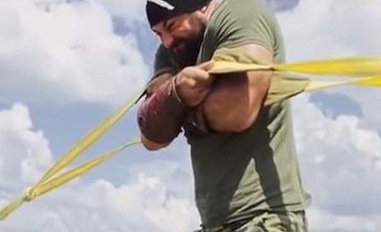 شاهدوا.. رجل خارق يمنع طائرتَيْن من الإقلاع بيديه شاهدوا.. رجل خارق يمنع طائرتَيْن من الإقلاع بيديه