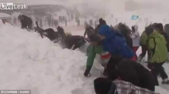 بالفيديو والصور.. لحظة دفن الجليد زوار منتجع بتركيا بالفيديو والصور.. لحظة دفن الجليد زوار منتجع بتركيا