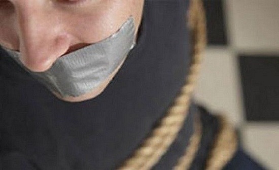 رجلان يختطفان موظف بعد أن تحرش بزوجة أحدهما رجلان يختطفان موظف بعد أن تحرش بزوجة أحدهما