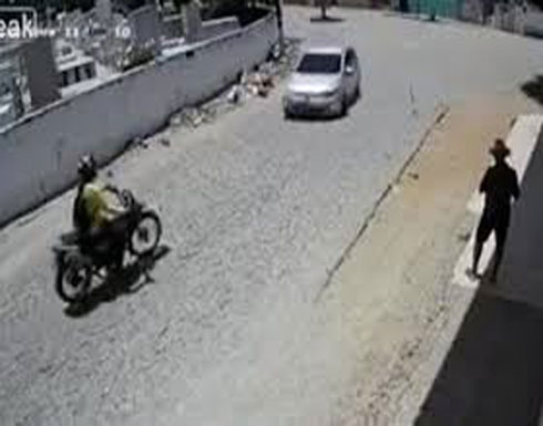 تصادم يطيح بقائد دراجة بخارية متخذا دورتين في الهواء (فيديو) تصادم يطيح بقائد دراجة بخارية متخذا دورتين في الهواء (فيديو)