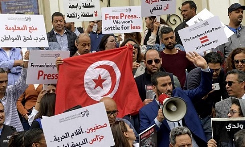 حرائق تونس بين “تسريبات” عكاشة و”شيك” الطبوبي و”حاكمات قرطاج” حرائق تونس بين “تسريبات” عكاشة و”شيك” الطبوبي و”حاكمات قرطاج”