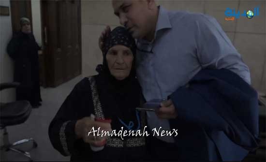 بالفيديو : عياصرة قبل رأس السيدة الجرشية ووعدها باعادة بناء المنزل المحترق بالفيديو : عياصرة قبل رأس السيدة الجرشية ووعدها باعادة بناء المنزل المحترق