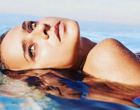 نيللي كريم تسبح في فيتامين “sea”! نيللي كريم تسبح في فيتامين “sea”!