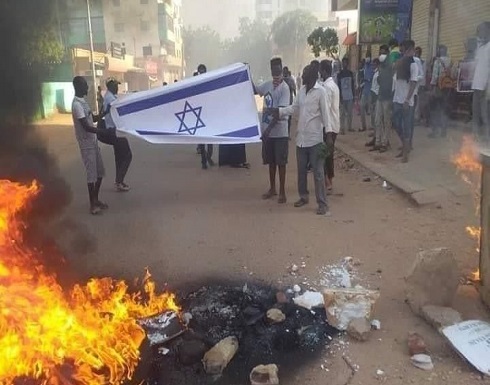 سودانيون يحرقون علم الاحتلال بالخرطوم.. واحتجاجات جديدة سودانيون يحرقون علم الاحتلال بالخرطوم.. واحتجاجات جديدة