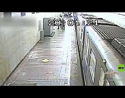 رجل ينجو بأعجوبة من الموت تحت قطار مسرع في مترو أنفاق موسكو رجل ينجو بأعجوبة من الموت تحت قطار مسرع في مترو أنفاق موسكو
