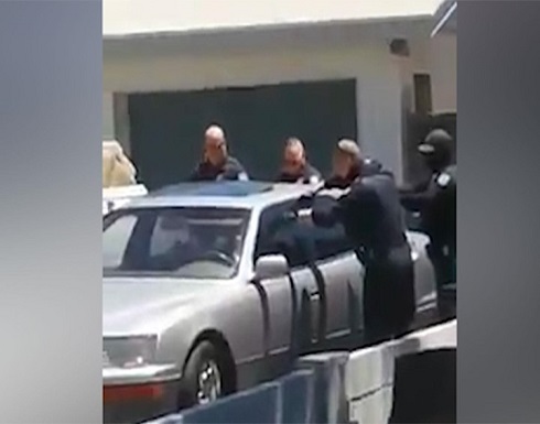 فيديو صادم يوثق قتل شرطي أمريكي رجلا لاتينيا داخل سيارته فيديو صادم يوثق قتل شرطي أمريكي رجلا لاتينيا داخل سيارته