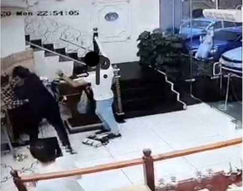 بلد عربي : ضرب ولكمات بين موظفة وشاب في مطعم بلد عربي : ضرب ولكمات بين موظفة وشاب في مطعم