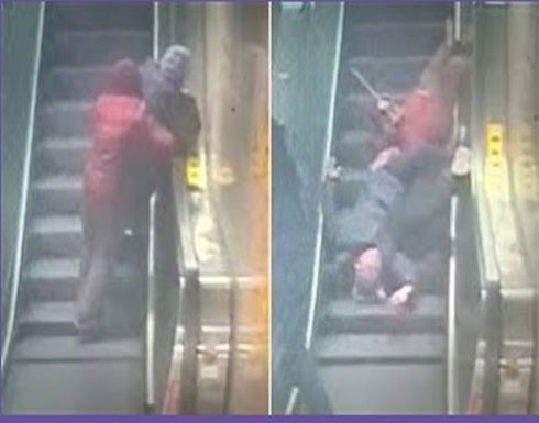 رجل ينقذ حياة زوجين مسنين على سلم كهربائي (فيديو) رجل ينقذ حياة زوجين مسنين على سلم كهربائي (فيديو)