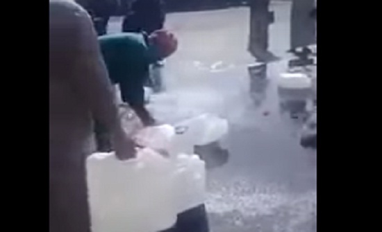 صورة  : شاهد تعهد سائق الحافلة الأردنية التي سكب ركابها ماء زمزم على الارض