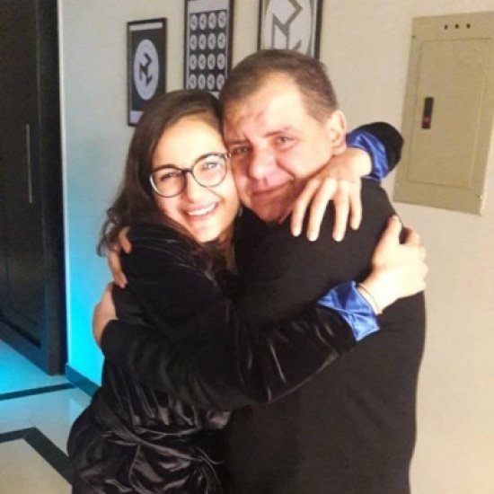 صورة مؤثرة لابنة اصالة مع والدها ايمن الذهبي بعد تصالحهما صورة مؤثرة لابنة اصالة مع والدها ايمن الذهبي بعد تصالحهما