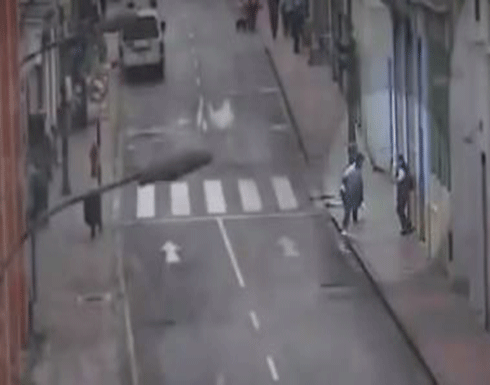 مطاردة لص سرق فتاة تنتهي بعلقة ساخنة (فيديو) مطاردة لص سرق فتاة تنتهي بعلقة ساخنة (فيديو)