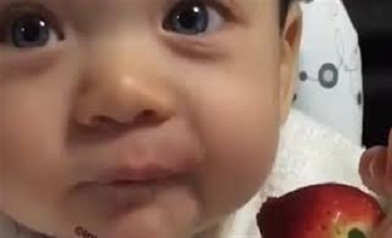 رد فعل طفل يتناول الفراولة لأول مرة (فيديو) رد فعل طفل يتناول الفراولة لأول مرة (فيديو)