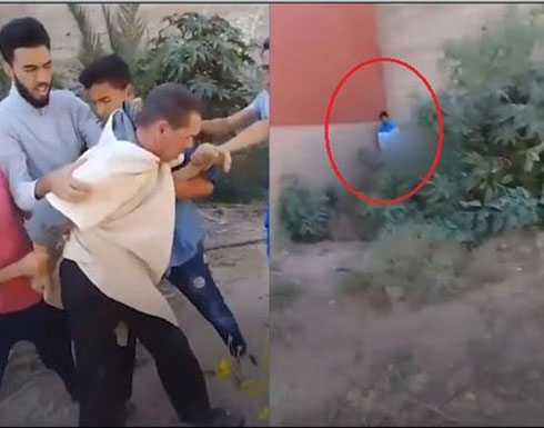 بالفيديو.. لحظة ضبط رجل يغتصب طفلاً في الخلاء!