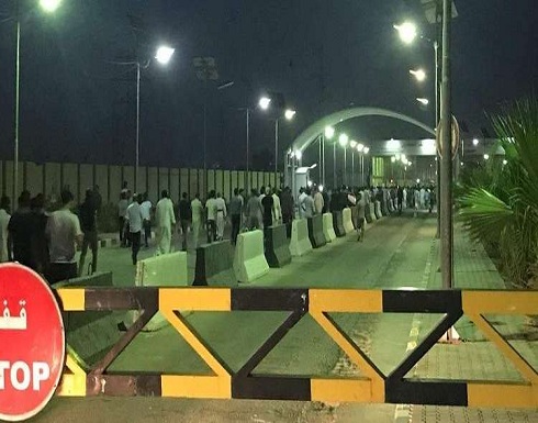 بالصور : العراق.. متظاهرون يقتحمون مطار النجف جنوب غربي العاصمة بغداد بالصور : العراق.. متظاهرون يقتحمون مطار النجف جنوب غربي العاصمة بغداد