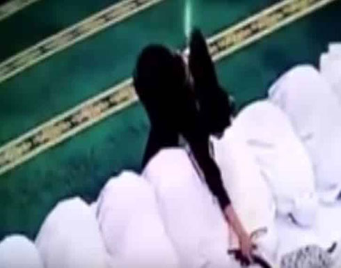شاهد بالفيديو : فتاة تسرق النساء أثناء سجودهن بالمسجد شاهد بالفيديو : فتاة تسرق النساء أثناء سجودهن بالمسجد