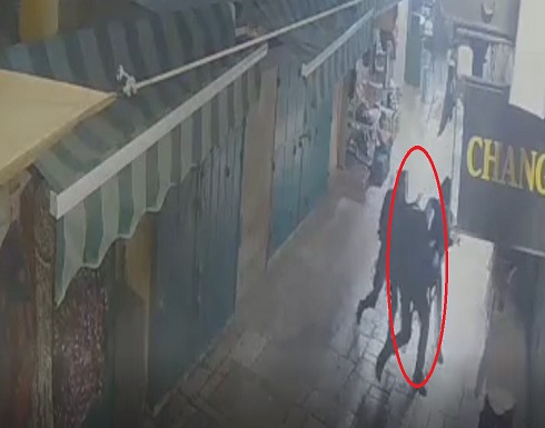 لحظة محاولة طعن جنديين إسرائيليين في القدس القديمة .. بالفيديو لحظة محاولة طعن جنديين إسرائيليين في القدس القديمة .. بالفيديو