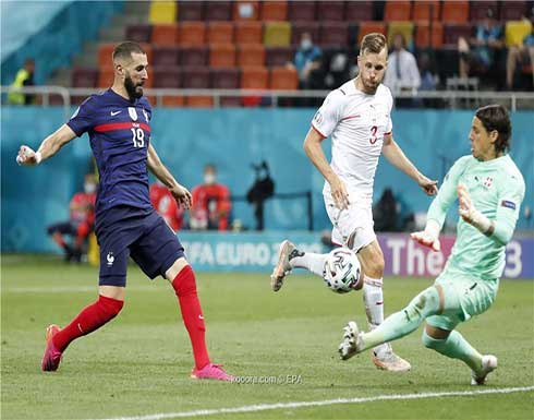 بالصور.. سويسرا تحقق المعجزة وتطرد فرنسا من اليورو بالصور.. سويسرا تحقق المعجزة وتطرد فرنسا من اليورو