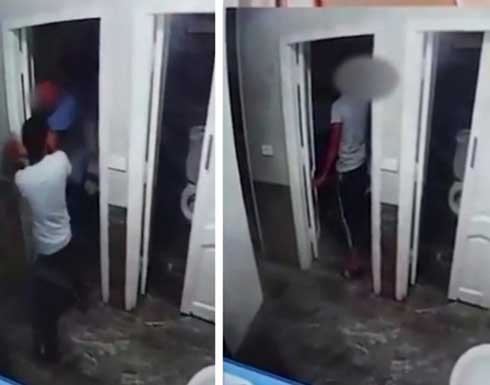 موظف يعتدي بوحشية على طفل من ذوي الإعاقة في مصر .. بالفيديو موظف يعتدي بوحشية على طفل من ذوي الإعاقة في مصر .. بالفيديو