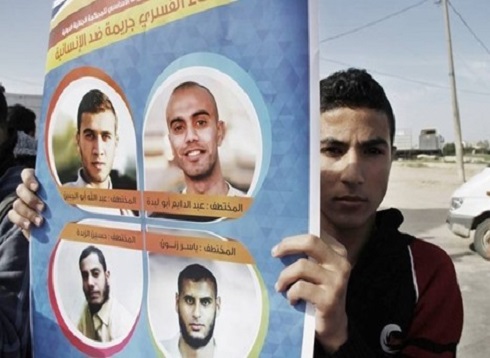 بعد أعوام بسجون السيسي.. هكذا بدا المختطفون الأربعة (شاهد) بعد أعوام بسجون السيسي.. هكذا بدا المختطفون الأربعة (شاهد)