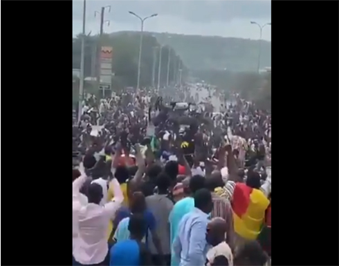 شاهد : احتفال الشعب المالي بسقوط الرئيس "كيتا" الموالي لفرنسا شاهد : احتفال الشعب المالي بسقوط الرئيس "كيتا" الموالي لفرنسا