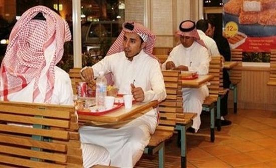 السعودية تلزم المطاعم توضيح السعرات الحرارية للأطعمة.. وغرامات على المخالفين السعودية تلزم المطاعم توضيح السعرات الحرارية للأطعمة.. وغرامات على المخالفين