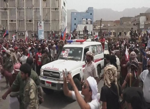 اليمن.. نيران متقطعة والمدنيون يناشدون الحماية في عدن اليمن.. نيران متقطعة والمدنيون يناشدون الحماية في عدن