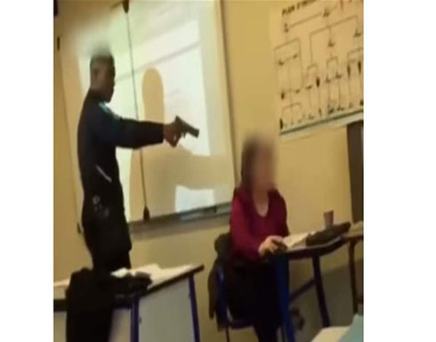 بالفيديو : لتبرير غيابه.. طالب يشهر مسدساً بوجه مدرِّسته وماكرون يتحرّك! بالفيديو : لتبرير غيابه.. طالب يشهر مسدساً بوجه مدرِّسته وماكرون يتحرّك!