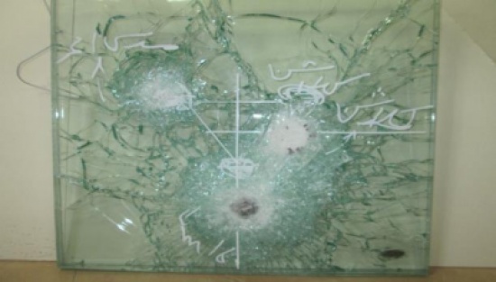 مهندسون فلسطينيون يكسرون الاحتكار ويطورون زجاجاً مقاوماً للرصاص