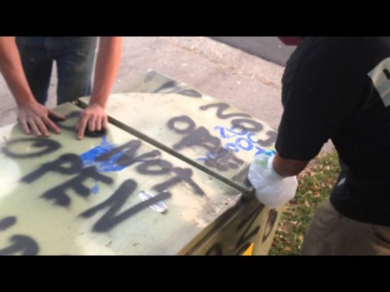 شباب يعثرون علي ثلاجه مكتوب عليها ممنوع الفتح ولكن تم فتحها ولن تصدق ماذا وجدوا بداخلها