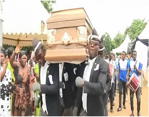 رقصة التابوت.. ما قصتها ولماذا أصبحت رائجة في زمن كورونا؟ (فيديو)