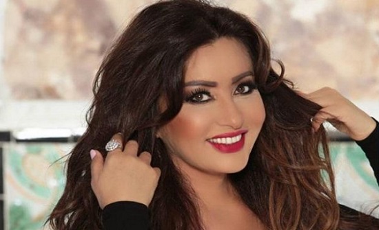 لطيفة تثير الجدل بارتدائها سترة فقط.. وأحدهم يصفها بـ "المتصابية" لطيفة تثير الجدل بارتدائها سترة فقط.. وأحدهم يصفها بـ "المتصابية"