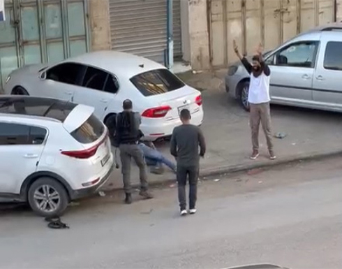 استشهاد فلسطيني بعد إطلاق جندي إسرائيلي النار عليه في نابلس .. بالفيديو استشهاد فلسطيني بعد إطلاق جندي إسرائيلي النار عليه في نابلس .. بالفيديو