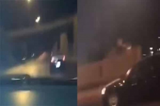 بالفيديو.. كارثة نتيجة تسابق قائدي سيارتين بسرعة عالية وتهور على طريق سريع بالفيديو.. كارثة نتيجة تسابق قائدي سيارتين بسرعة عالية وتهور على طريق سريع
