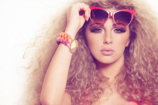 بالصور: ميريام فارس ترقص بالأحمر.. وتكشف صدرها