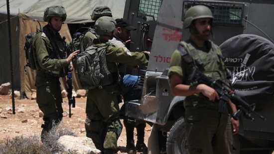 إسرائيل تعتقل 14 فلسطينيا في الضفة الغربية إسرائيل تعتقل 14 فلسطينيا في الضفة الغربية
