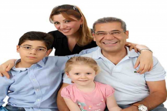 بالفيديو: مصطفى الآغا يقبل رأس زوجته مي الخطيب على الهواء بعد كلمتها