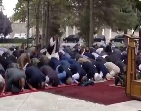شاهد: لحظة سقوط قذائف قرب القصر الرئاسي بكابل خلال صلاة عيد الأضحى شاهد: لحظة سقوط قذائف قرب القصر الرئاسي بكابل خلال صلاة عيد الأضحى