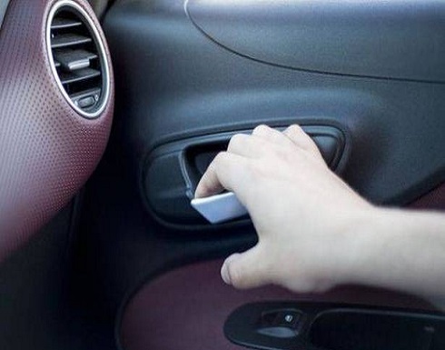 عادةٌ "خطرة" تفعلونها في السيارة.. امتنعوا عنها فوراً! عادةٌ "خطرة" تفعلونها في السيارة.. امتنعوا عنها فوراً!