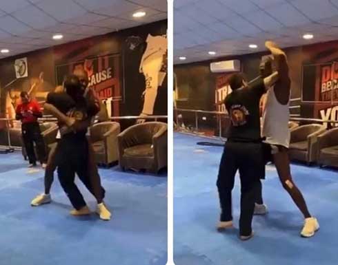 بالفيديو.. حارس النصر ” وليد عبد الله” يتحدى مدرب فنون قتالية بالفيديو.. حارس النصر ” وليد عبد الله” يتحدى مدرب فنون قتالية