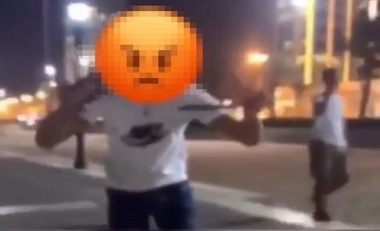 بالفيديو.. الكويت : شاب يمسك بـ «ساطور» ويهدد فتاة ليأخذ رقم جوالها بالفيديو.. الكويت : شاب يمسك بـ «ساطور» ويهدد فتاة ليأخذ رقم جوالها