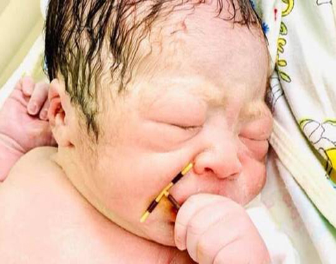 صور طريفة تظهر مولودا حاملا وسيلة منع حمل أمه بين يديه .. شاهد صور طريفة تظهر مولودا حاملا وسيلة منع حمل أمه بين يديه .. شاهد