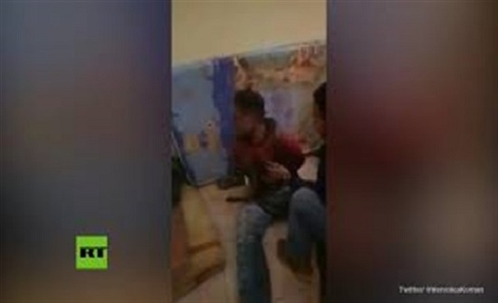 لقطات مروعة للشرطة الإندونيسية تستخدم ثعبانا في استجواب مشتبه به لقطات مروعة للشرطة الإندونيسية تستخدم ثعبانا في استجواب مشتبه به