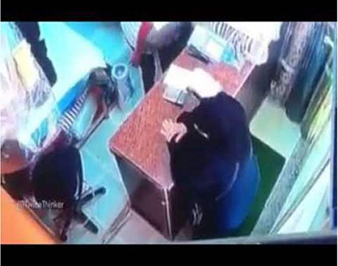 كاميرا مراقبة توثق الاعتداء على مصرية في دولة عربية كاميرا مراقبة توثق الاعتداء على مصرية في دولة عربية