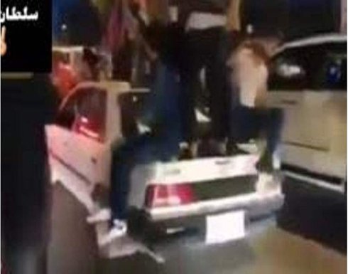 بالفيديو : متظاهر عراقي يطلب من الثوار تحطيم سيارته الإيرانية الصنع بالفيديو : متظاهر عراقي يطلب من الثوار تحطيم سيارته الإيرانية الصنع